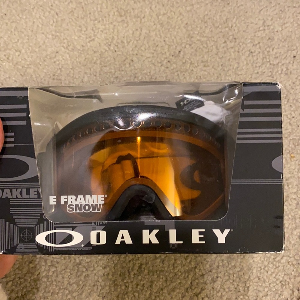 SNOW GOGGLES NEVER USED
